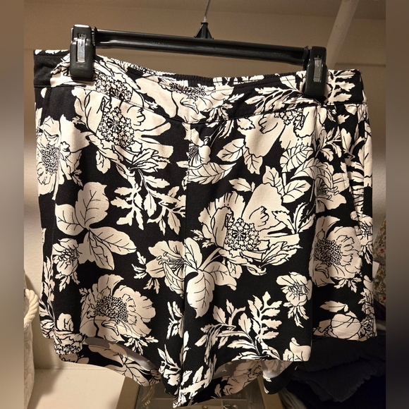 Old Navy Black and White Floral High Waist Shorts - Picture 6 of 6